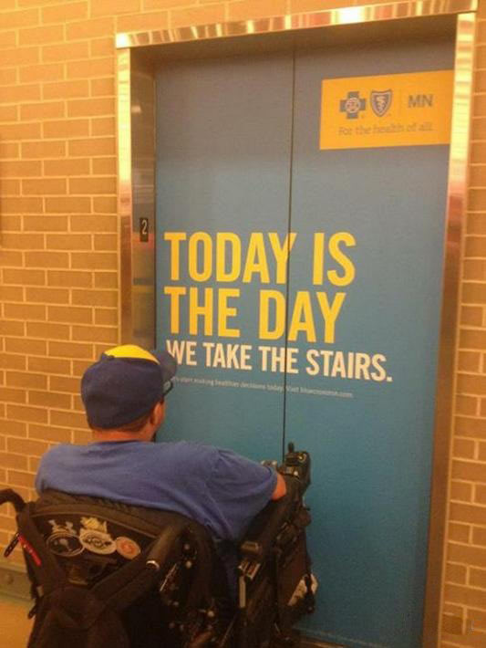 Bild 74: Gissar att den som valde budskapet att man ska ta trapporna inte själv sitter i rullstol.